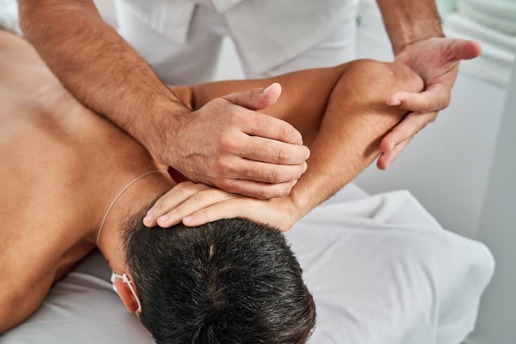 Quiromasajista aplicando una técnica de masaje en cliente